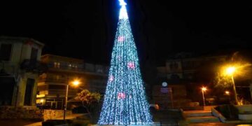 Νοσταλγία και πολύ όμορφες εικόνες στη διαδικτυακή παρουσίαση φωταγώγησης του Χριστουγεννιάτικου Δέντρου στην Καστοριά