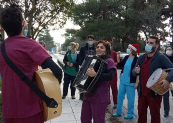 Συγκίνηση στο Παπανικολάου: Είπαν τα κάλαντα κάτω από τα παράθυρα των ασθενών με κορωνοϊό