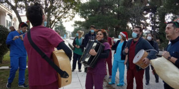 Συγκίνηση στο Παπανικολάου: Είπαν τα κάλαντα κάτω από τα παράθυρα των ασθενών με κορωνοϊό