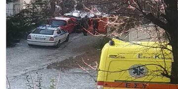 Άντρας απειλoύσε να πέσει από κτίριο κοντά στο γήπεδο της Κοζάνης – Αίσιο τέλος μετά από επέμβαση και της Αστυνομίας