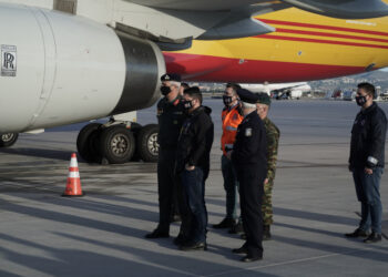 Δείτε καρέ καρέ την άφιξη των 83.850 δόσεων του εμβολίου της Pfizer στο «Ελ. Βενιζέλος» [εικόνες]