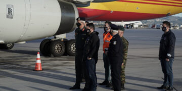 Δείτε καρέ καρέ την άφιξη των 83.850 δόσεων του εμβολίου της Pfizer στο «Ελ. Βενιζέλος» [εικόνες]