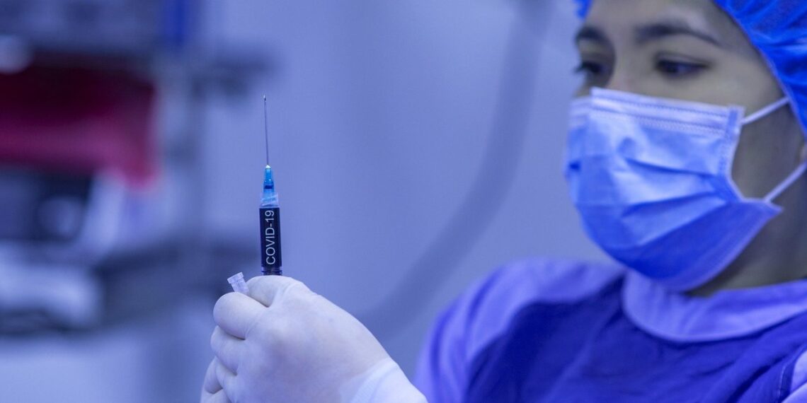 ΠΟΕΔΗΝ: Μηνύσεις σε όσους κυκλοφορούν θεωρίες για φυσιολογικό ορό αντί για εμβόλιο