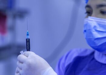 ΠΟΕΔΗΝ: Μηνύσεις σε όσους κυκλοφορούν θεωρίες για φυσιολογικό ορό αντί για εμβόλιο