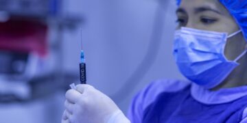 ΠΟΕΔΗΝ: Μηνύσεις σε όσους κυκλοφορούν θεωρίες για φυσιολογικό ορό αντί για εμβόλιο