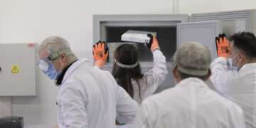 Οι πρώτες εικόνες από τα εμβόλια για τον κορωνοϊό -Αποθηκεύτηκαν σε ειδικά ψυγεία στο Κρυονέρι