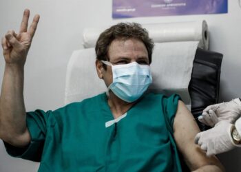 Ξεκίνησαν οι εμβολιασμοί των υγειονομικών σε 5 νοσοκομεία