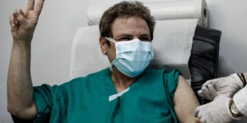 Ξεκίνησαν οι εμβολιασμοί των υγειονομικών σε 5 νοσοκομεία