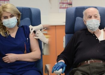 Ιστορική στιγμή: Εμβολιάστηκαν οι δύο πρώτοι άνθρωποι στην Ελλάδα