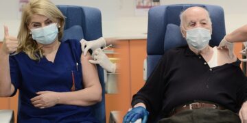 Ιστορική στιγμή: Εμβολιάστηκαν οι δύο πρώτοι άνθρωποι στην Ελλάδα