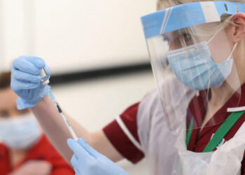 Πέτσας: Πιθανόν πριν το τέλος του έτους ο πρώτος εμβολιασμός στην Ελλάδα -Μόνο 300.000 δόσεις εμβολίου τον Ιανουάριο