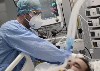 Γιατί δεν πέφτουν τα κρούσματα – Κρίσιμος μήνας ο Δεκέμβριος