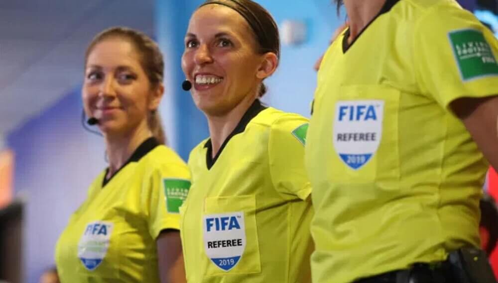 Σφύριξα… κι άρχισες! Πρώτη γυναίκα διαιτητής στο Champions League