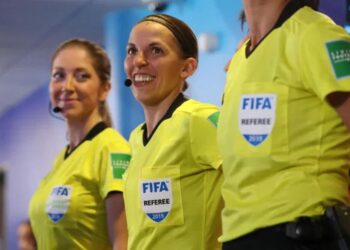 Σφύριξα… κι άρχισες! Πρώτη γυναίκα διαιτητής στο Champions League