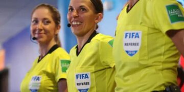 Σφύριξα… κι άρχισες! Πρώτη γυναίκα διαιτητής στο Champions League