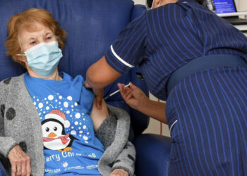 V-Day: 90χρονη Βρετανή έγινε η πρώτη στον κόσμο που έκανε το εμβόλιο για τον κορωνοϊό