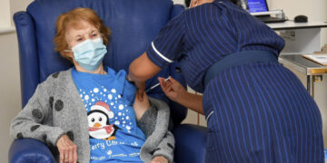 V-Day: 90χρονη Βρετανή έγινε η πρώτη στον κόσμο που έκανε το εμβόλιο για τον κορωνοϊό