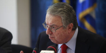 Νέο «χτύπημα» του Γιώργου Μπαμπινιώτη: Πώς πρέπει να λέμε το «click away» και το κούριερ