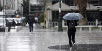 Καιρός: Ραγδαία επιδείνωση με βροχές, καταιγίδες και χαλάζι -Πού θα είναι έντονα τα φαινόμενα και που θα χιονίσει