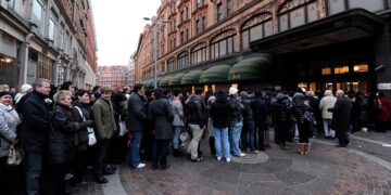 Lockdown: «Σύνδρομο Harrods» φοβούνται στην κυβέρνηση για το άνοιγμα του λιανεμπορίου