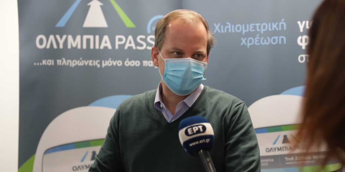 Ξεκινά η χιλιομετρική χρέωση στα διόδια για πρώτη φορά στην Ελλάδα Ο Υπουργός Υποδομών και Μεταφορών κ. Κώστας Καραμανλής δοκίμασε πρώτος το υβριδικό σύστημα της Ολυμπίας Οδού