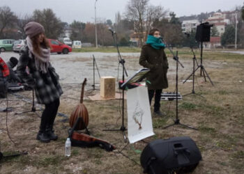 Κορωνοϊός: Συγκίνηση στη Θεσσαλονίκη -Επαιξαν μουσική για τους ασθενείς και το προσωπικό του «Παπανικολάου» [βίντεο]