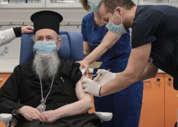Εμβολιάστηκε ο πρώτος Μητροπολίτης