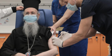Εμβολιάστηκε ο πρώτος Μητροπολίτης