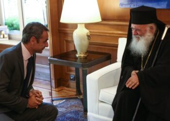 Επικοινωνία Μητσοτάκη – Ιερώνυμου για τη λειτουργία των εκκλησιών στις γιορτές
