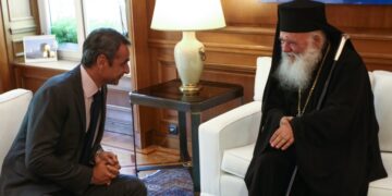 Επικοινωνία Μητσοτάκη – Ιερώνυμου για τη λειτουργία των εκκλησιών στις γιορτές