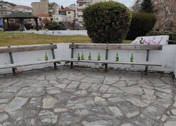 Σχόλιο αναγνώστη: “Είναι αυτή εικόνα για την Κοζάνη, με μπουκάλια σε πάρκο, εν μέσω καραντίνας;”