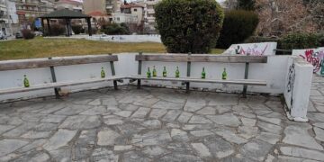 Σχόλιο αναγνώστη: “Είναι αυτή εικόνα για την Κοζάνη, με μπουκάλια σε πάρκο, εν μέσω καραντίνας;”