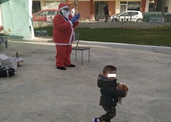 Πτολεμαΐδα: Ο μικρός Λουκάς ανταποκρίθηκε στο κάλεσμα της ΝΙΦΑΔΑΣ, βγήκε σε μια όμορφη αυλή και υπό τους ήχους ακορντεόν, μαζί με τον Άγιο Βασίλη, είπαν τραγουδάκια για τον Χριστούλη (VIDEO)