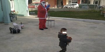 Πτολεμαΐδα: Ο μικρός Λουκάς ανταποκρίθηκε στο κάλεσμα της ΝΙΦΑΔΑΣ, βγήκε σε μια όμορφη αυλή και υπό τους ήχους ακορντεόν, μαζί με τον Άγιο Βασίλη, είπαν τραγουδάκια για τον Χριστούλη (VIDEO)