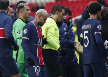 Champions League: Το “ala negru” του 4ου διαιτητή προκάλεσε τον χαμό στο Παρί – Μπασακσεχίρ που θα συνεχιστεί σήμερα