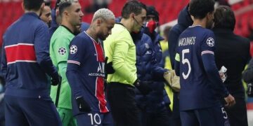 Champions League: Το “ala negru” του 4ου διαιτητή προκάλεσε τον χαμό στο Παρί – Μπασακσεχίρ που θα συνεχιστεί σήμερα