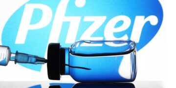 Κορωνοϊός: Η Βρετανία ενέκρινε το εμβόλιο της Pfizer/BioNTech