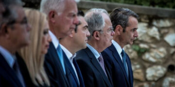 Την Κυριακή θα εμβολιαστούν στον «Ευαγγελισμό» Μητσοτάκης, Σακελλαροπούλου -Πότε θα κάνουν το εμβόλιο οι πολιτικοί αρχηγοί