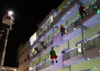 Οι πυροσβέστες ντύθηκαν… Αγιοβασίληδες και πήγαν δώρα στην Ογκολογική Μονάδα «Ελπίδα»