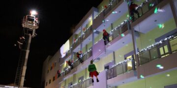 Οι πυροσβέστες ντύθηκαν… Αγιοβασίληδες και πήγαν δώρα στην Ογκολογική Μονάδα «Ελπίδα»