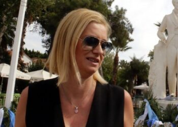 Η Ραχήλ Μακρή το τερμάτισε: «Αποκάλυψε» το… κρυφό μήνυμα στο εμβόλιο της Moderna (pic)