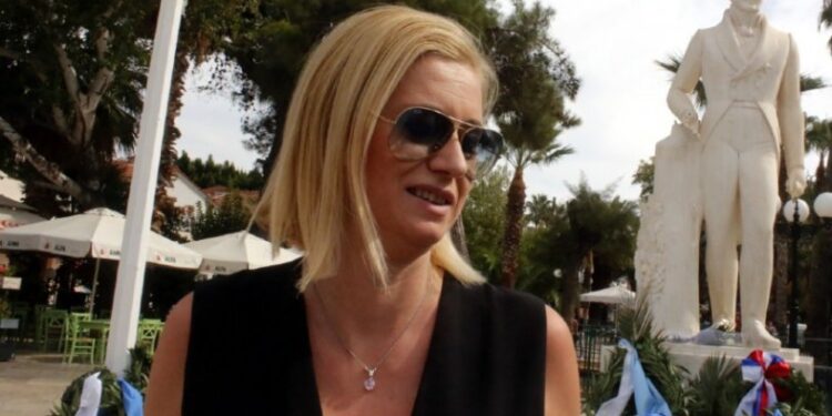 Η Ραχήλ Μακρή το τερμάτισε: «Αποκάλυψε» το… κρυφό μήνυμα στο εμβόλιο της Moderna (pic)