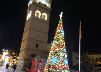 Φωταγωγήθηκε το χριστουγεννιάτικο δέντρο στην Κοζάνη