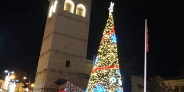 Φωταγωγήθηκε το χριστουγεννιάτικο δέντρο στην Κοζάνη