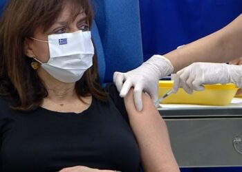 Εμβολιασμοί κατά του κορωνοϊού: Εμβολιάστηκε η Κατερίνα Σακελλαροπούλου