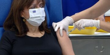 Εμβολιασμοί κατά του κορωνοϊού: Εμβολιάστηκε η Κατερίνα Σακελλαροπούλου