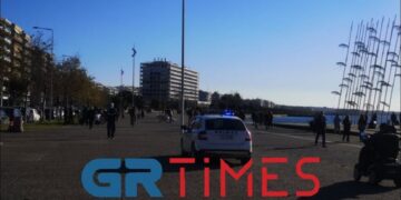 Κορωνοϊός – Θεσσαλονίκη: Βγήκε περιπολικό στη Νέα Παραλία λόγω συνωστισμού