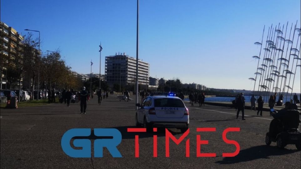 Κορωνοϊός – Θεσσαλονίκη: Βγήκε περιπολικό στη Νέα Παραλία λόγω συνωστισμού