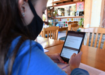 Σχολεία: Ανοιχτό να γίνει σε δύο «κύματα» η επιστροφή στα θρανία -Πότε σταματά η τηλεκπαίδευση για τα Χριστούγεννα