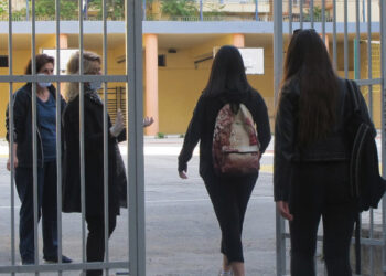 Σχολεία: Πιθανή η επιστροφή στα θρανία σε δύο «κύματα» -Τα σενάρια για δημοτικά, γυμνάσια, λύκεια